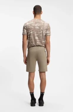 Active shorts in quick-dry fabric with reflective logo