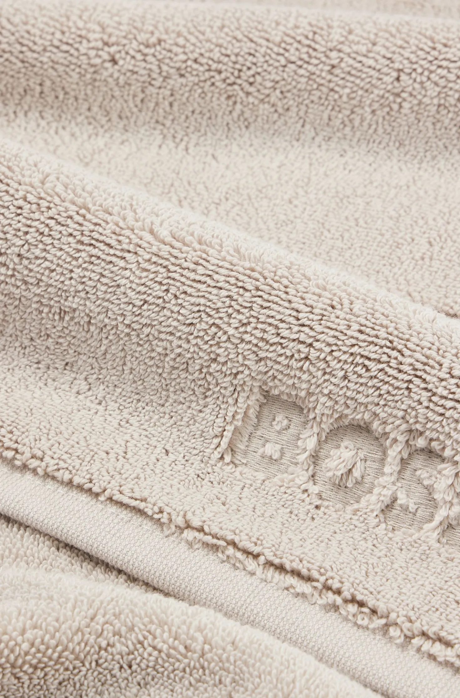 Beige Aegean-cotton bath mat with tonal logo