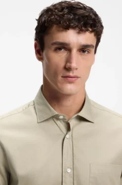 Casual-fit cotton shirt with spread collar