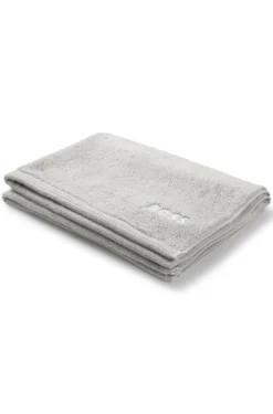 Cotton bath mat with contrast embroidered logo