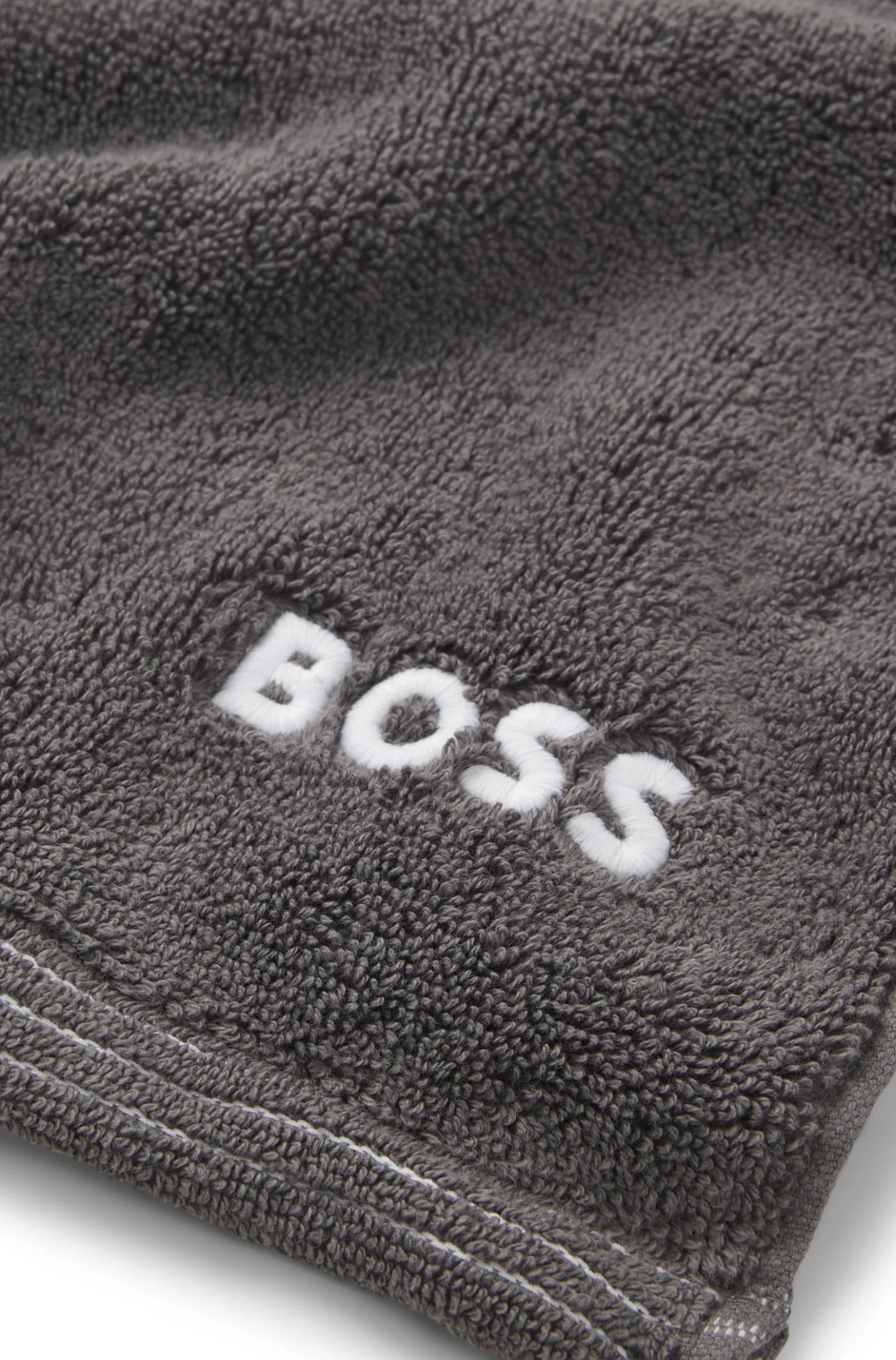 Cotton bath mat with contrast embroidered logo