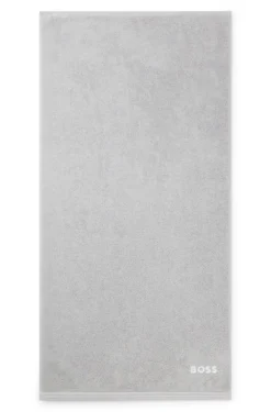 Cotton bath towel with contrast embroidered logo