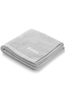 Cotton bath towel with contrast embroidered logo