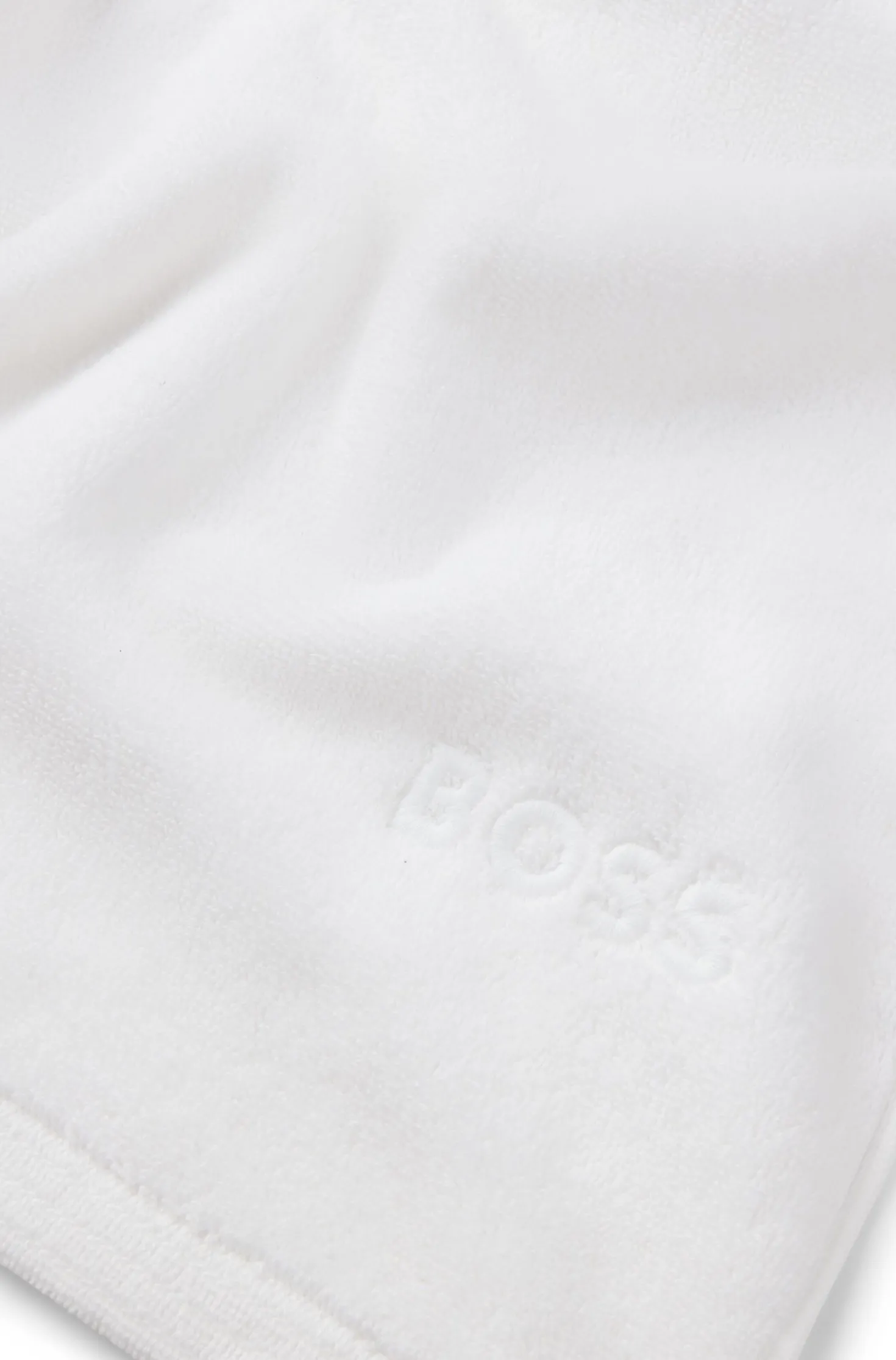 Cotton bath towel with contrast embroidered logo