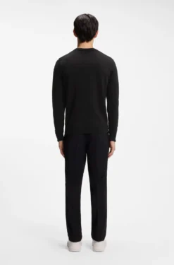 Cotton sweater with red logo label