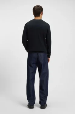 Cotton sweater with red logo label