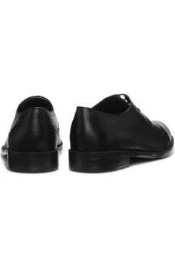 Derby shoes in grained leather with cap toe