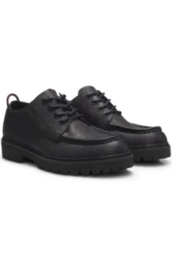 Derby shoes in grained leather with lug sole