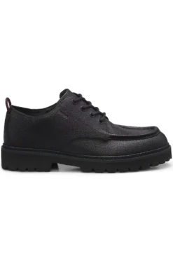 Derby shoes in grained leather with lug sole
