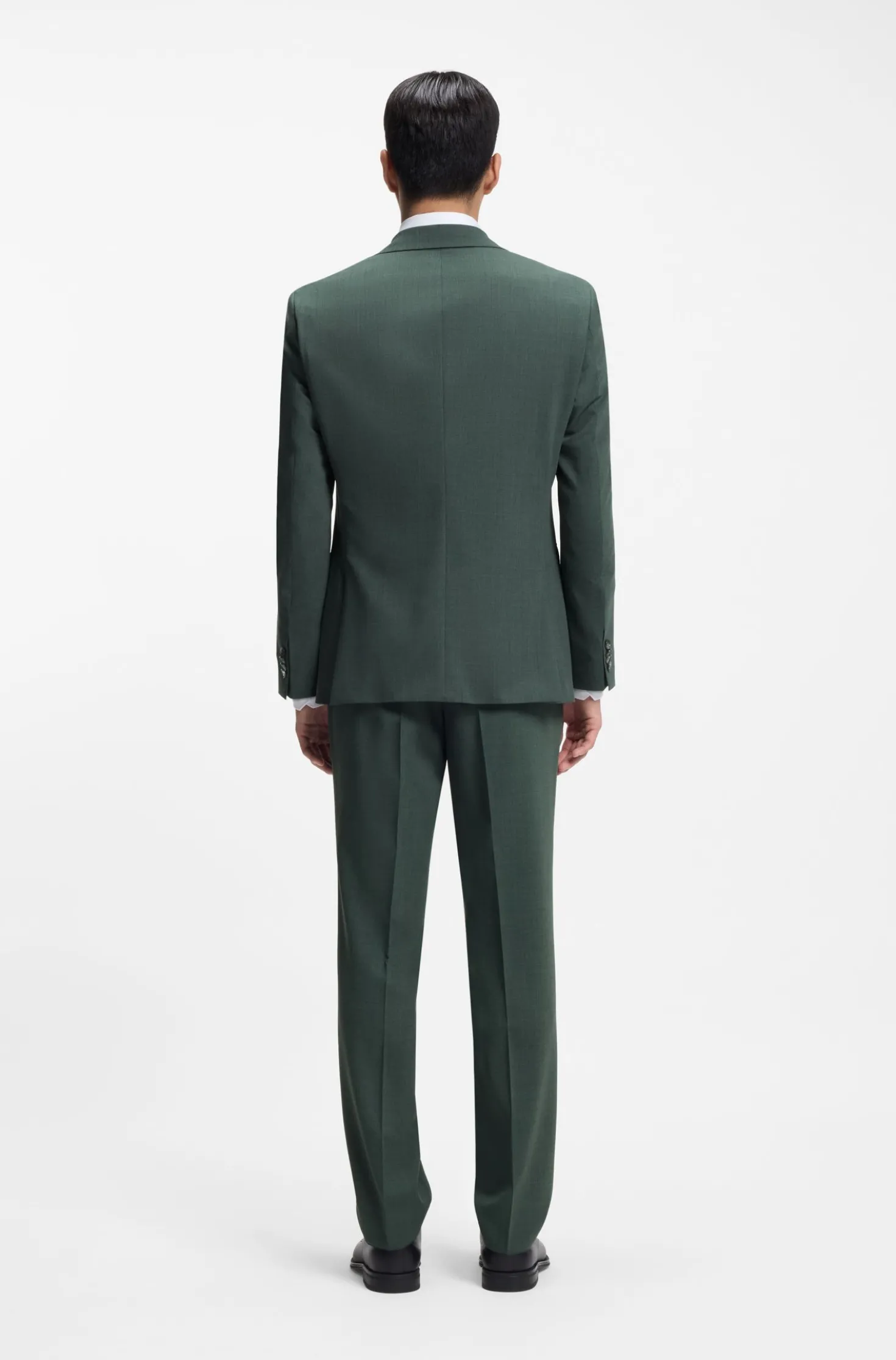 Easy-care suit in stretch cloth with wool