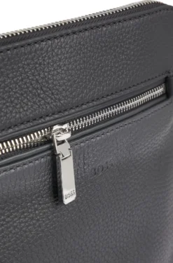 Envelope bag in Italian leather with embossed logo