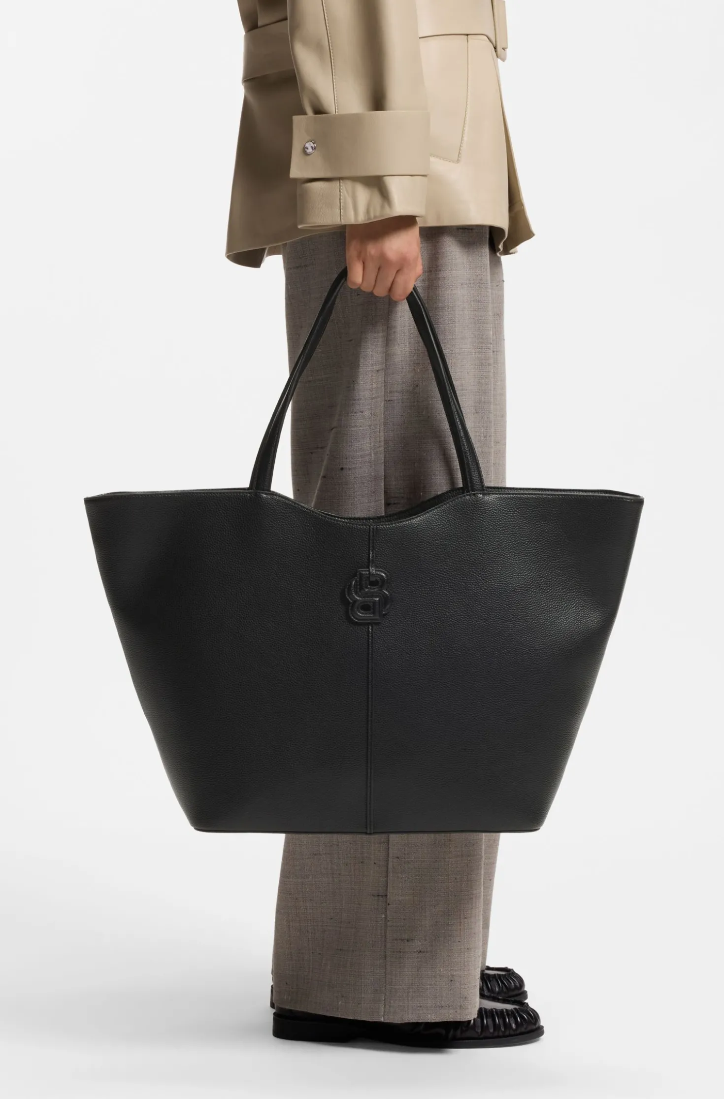 Grained tote bag with Double B monogram