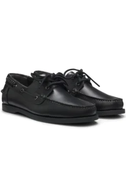 Leather boat shoes with lacing detail