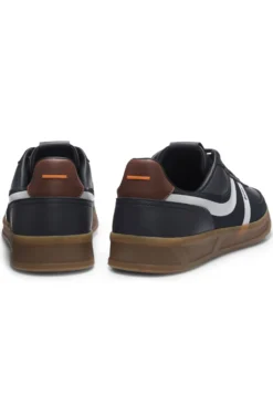 Low-top trainers with a contrast gum sole