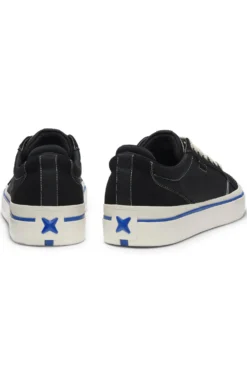 Low-top trainers with blue-line outsole