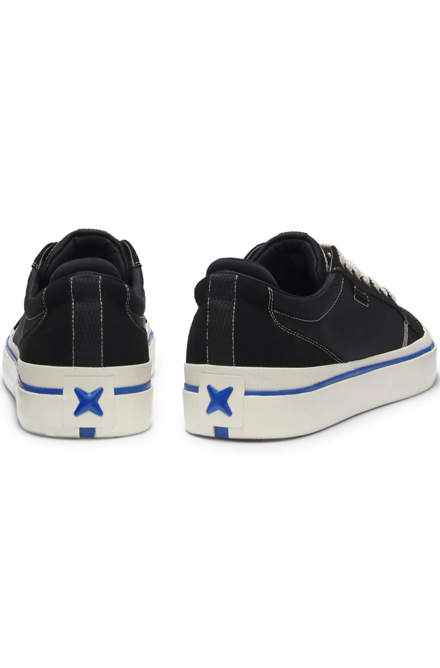 Low-top trainers with blue-line outsole