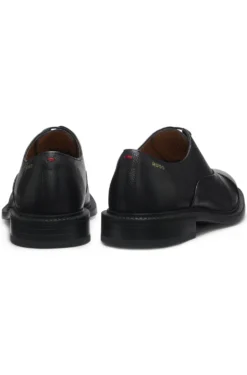 Oxford shoes in grained leather with cap toe