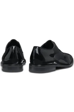Oxford shoes in patent faux leather