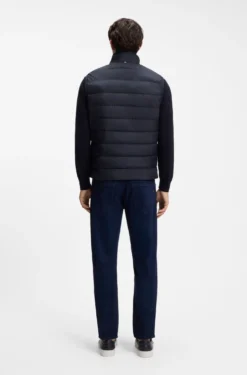 Padded gilet with a protective stand collar