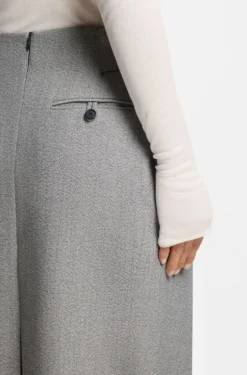 Pleat-front skirt with belt