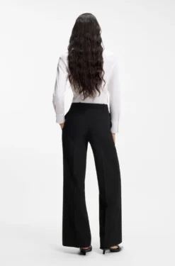Regular-fit trousers in stretch seersucker