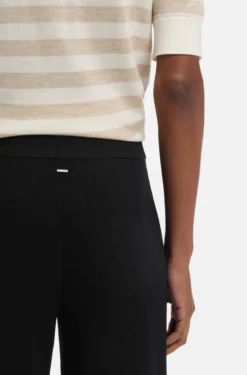 Regular-fit trousers with knitted darts