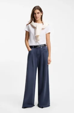Relaxed-fit jeans with wide leg