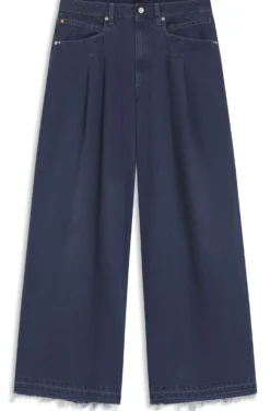Relaxed-fit jeans with wide leg