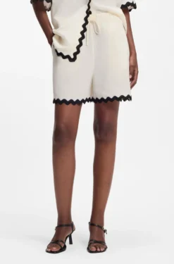 Relaxed-fit shorts with zigzag tape