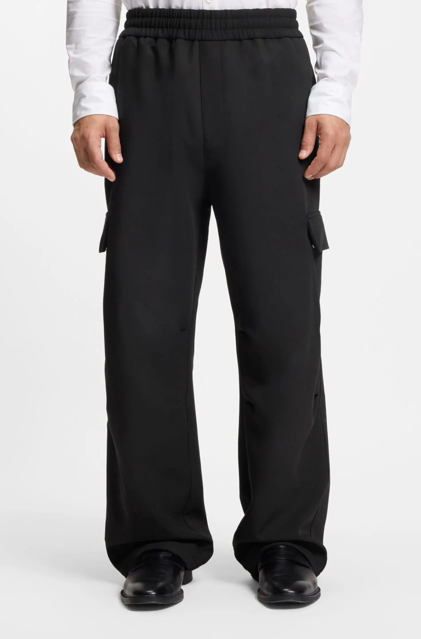 Relaxed-fit trousers with cargo pockets