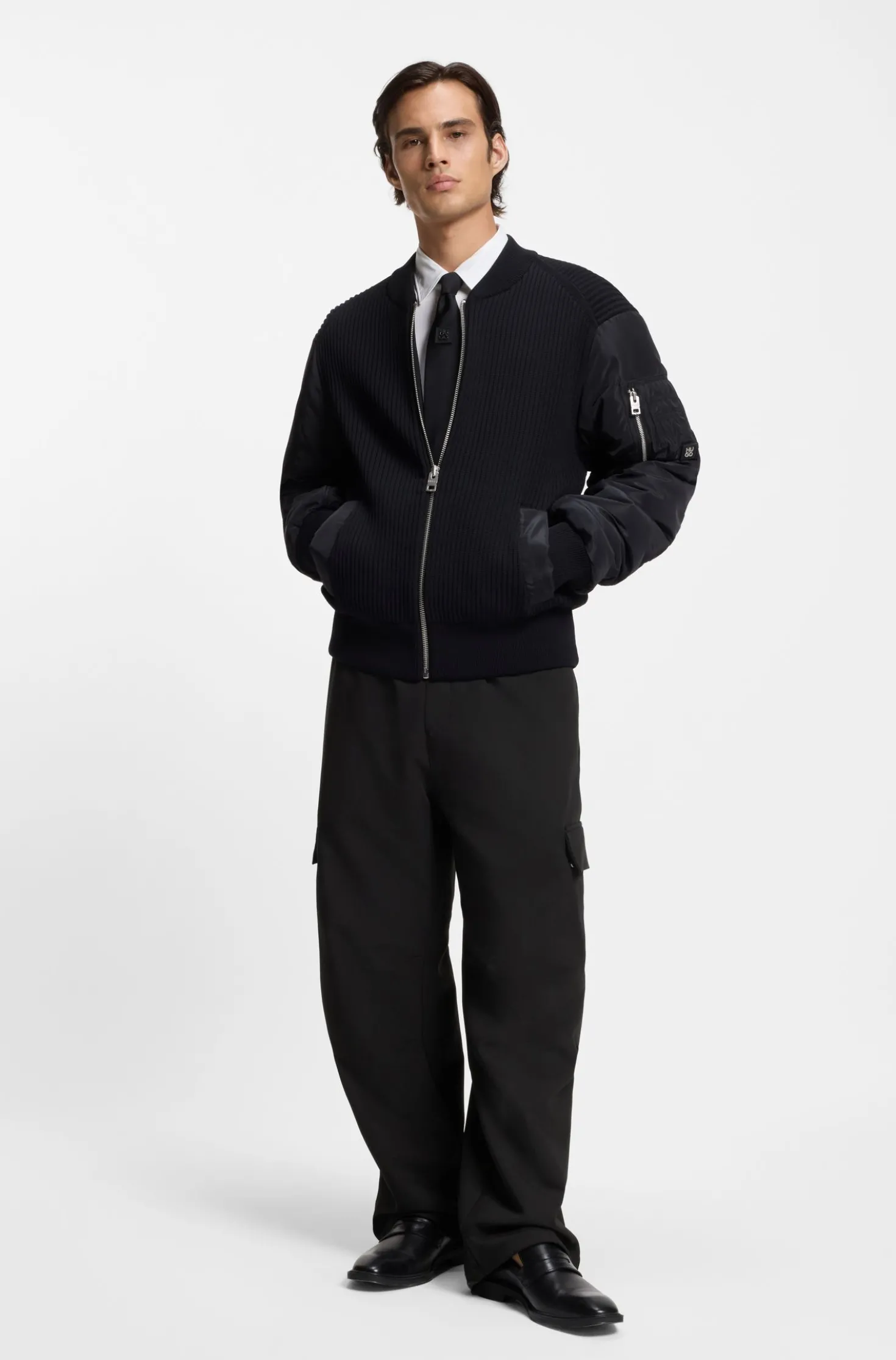 Relaxed-fit trousers with cargo pockets
