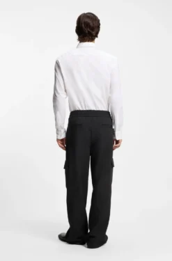 Relaxed-fit trousers with cargo pockets