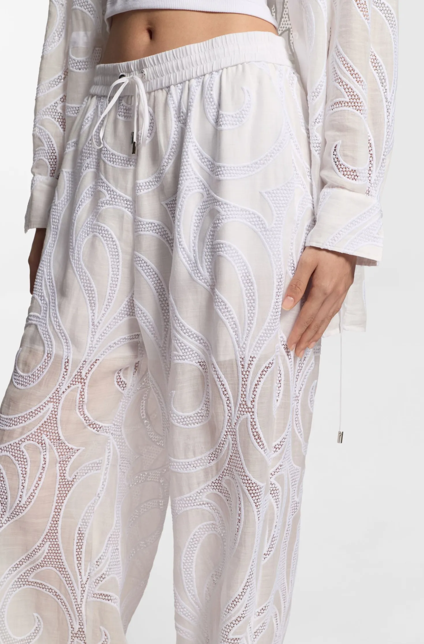 Relaxed-fit trousers with embroidered flowers