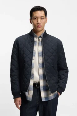 Reversible water-repellent jacket with quilting