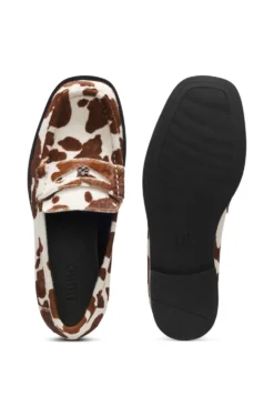 Semi-squared loafers with tonal hardware