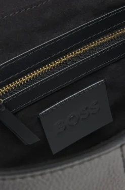 Shoulder bag in grained leather with logo plate