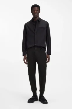 Slim-fit trousers with cargo pockets