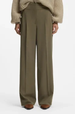 Straight-fit trousers with pleat front