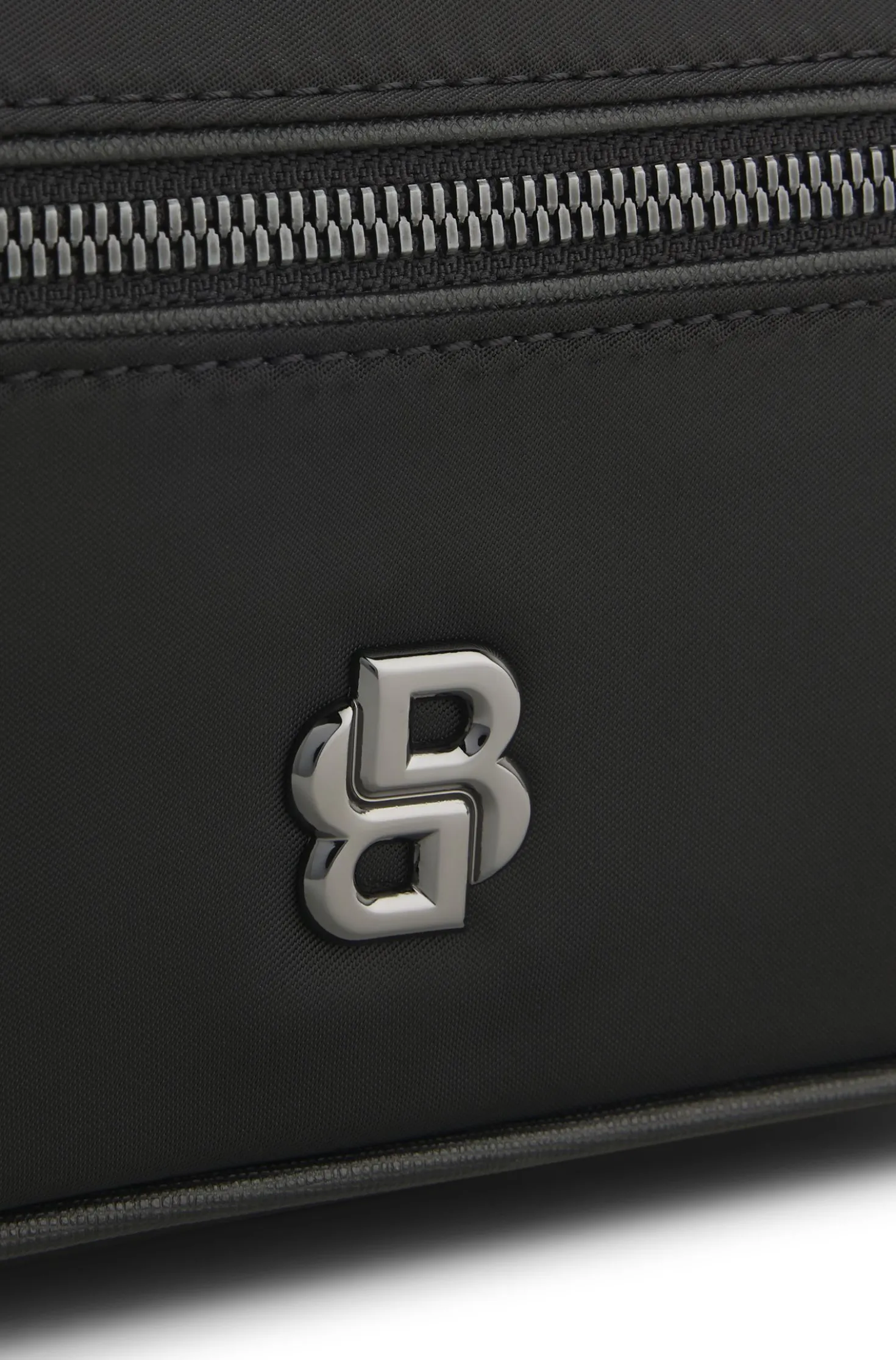 Toiletry case in structured twill with logo