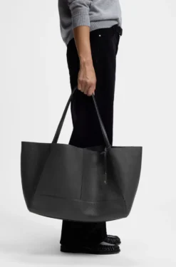 Tote bag in grained leather with detachable pouch