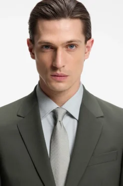 Two-piece slim-fit suit in stretch virgin wool