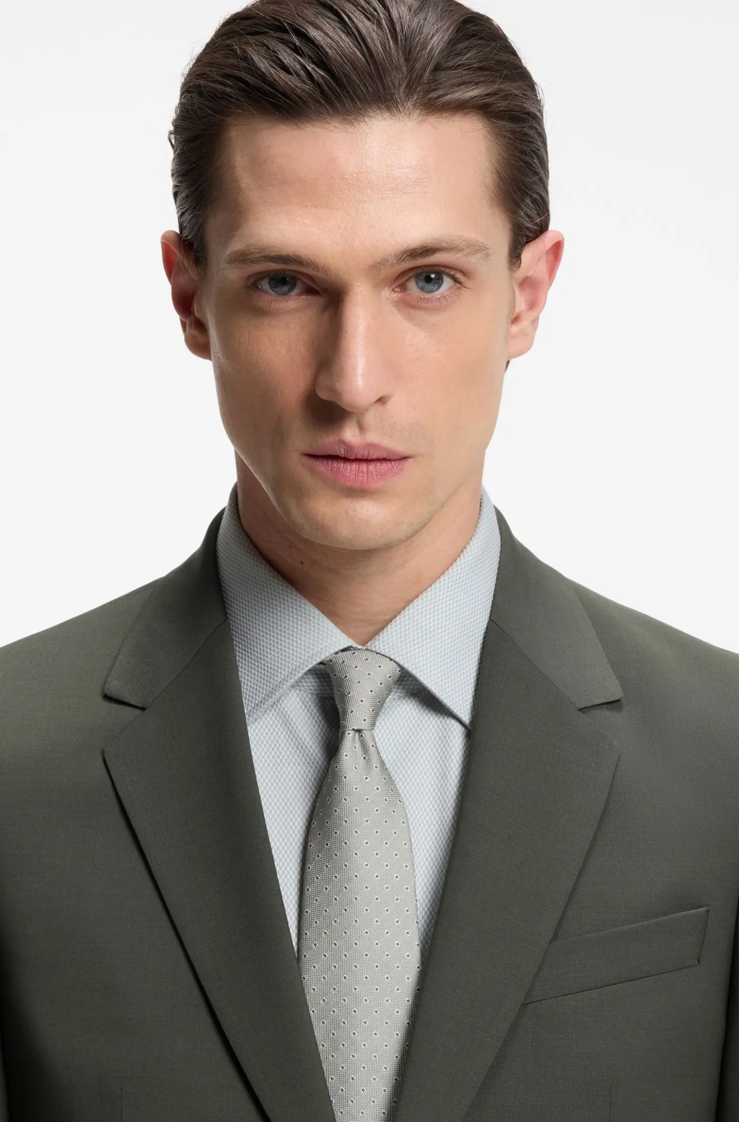 Two-piece slim-fit suit in stretch virgin wool