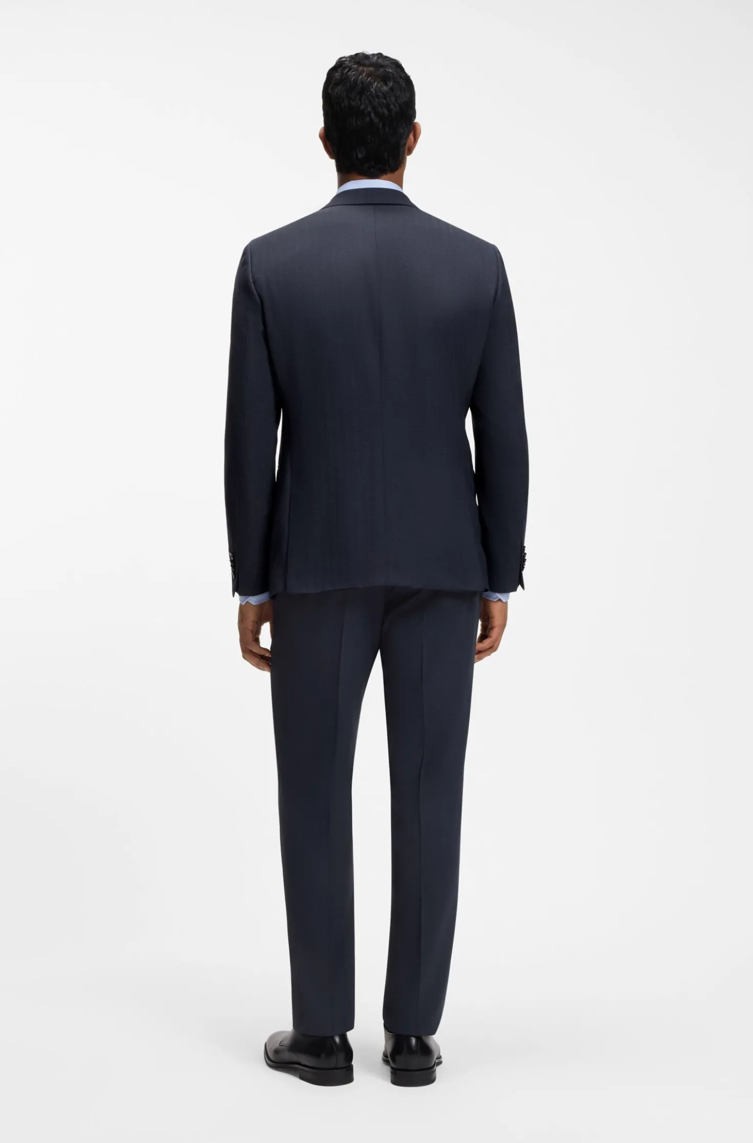 Two-piece suit in crease-resistant micro-pattern fabric