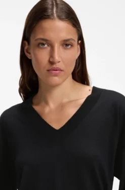 V-neck sweater in a wool blend with cashmere