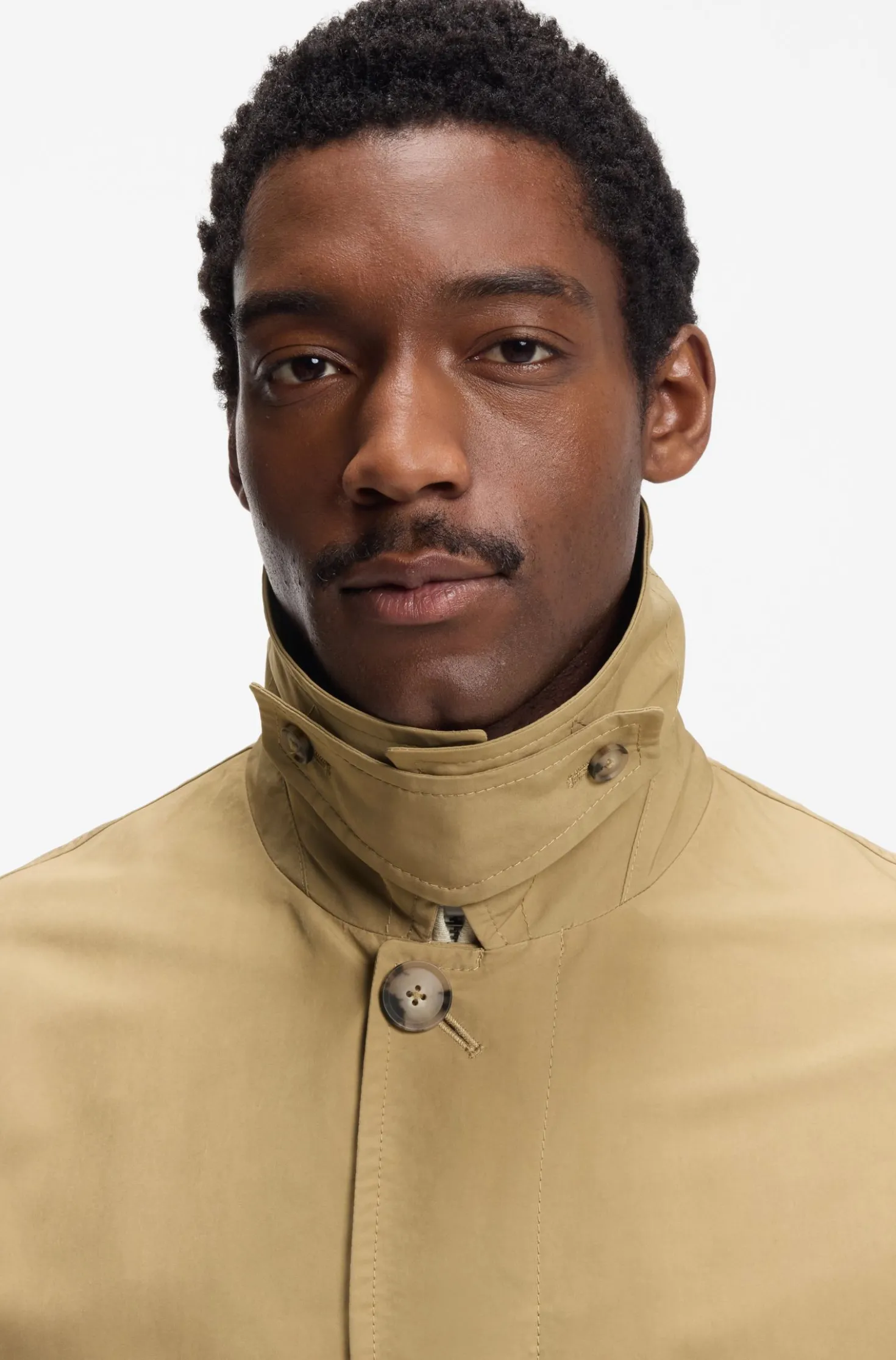 Water-repellent coat with concealed closure