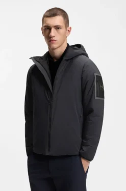 Water-repellent jacket with adjustable hem