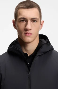 Water-repellent jacket with adjustable hem