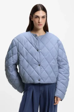 Water-repellent jacket with diamond quilting