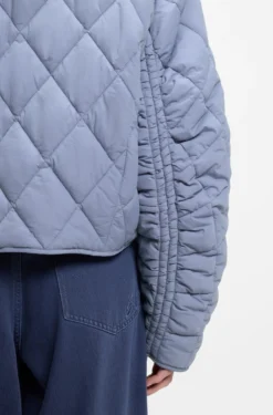 Water-repellent jacket with diamond quilting