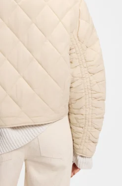 Water-repellent jacket with diamond quilting